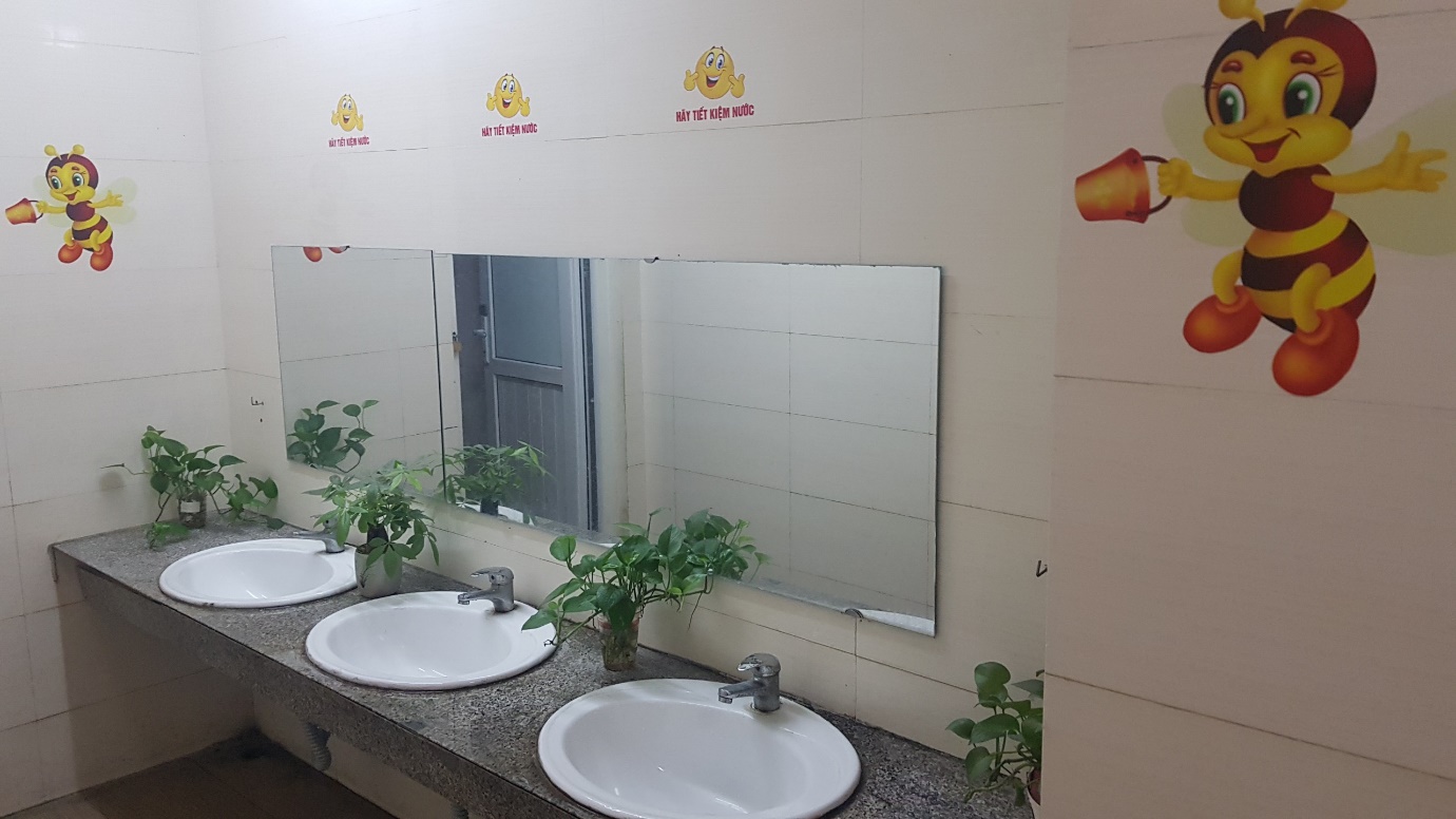 A bathroom with sinks and plants

Description automatically generated