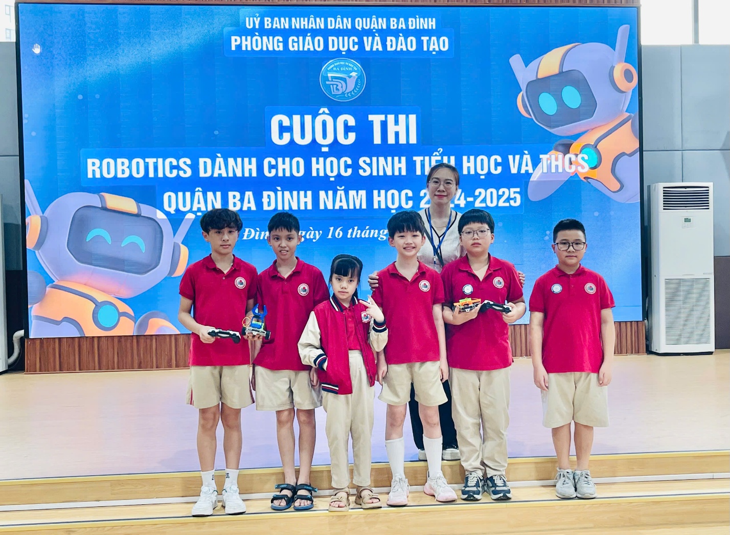 A group of boys and girls posing for a photo

AI-generated content may be incorrect.