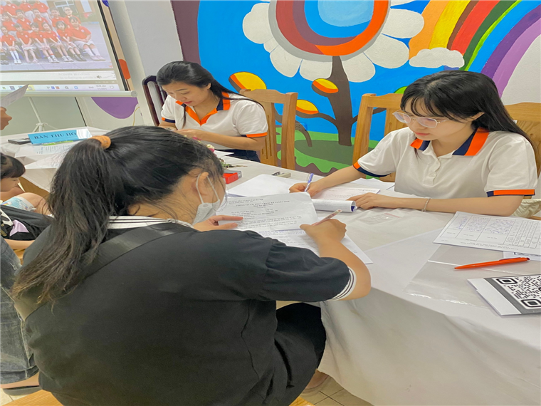 A group of girls sitting at a table

Description automatically generated