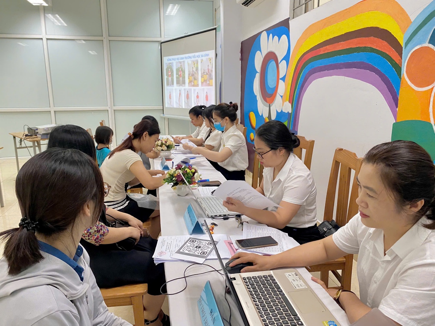 A group of people sitting at a table with laptops

AI-generated content may be incorrect.
