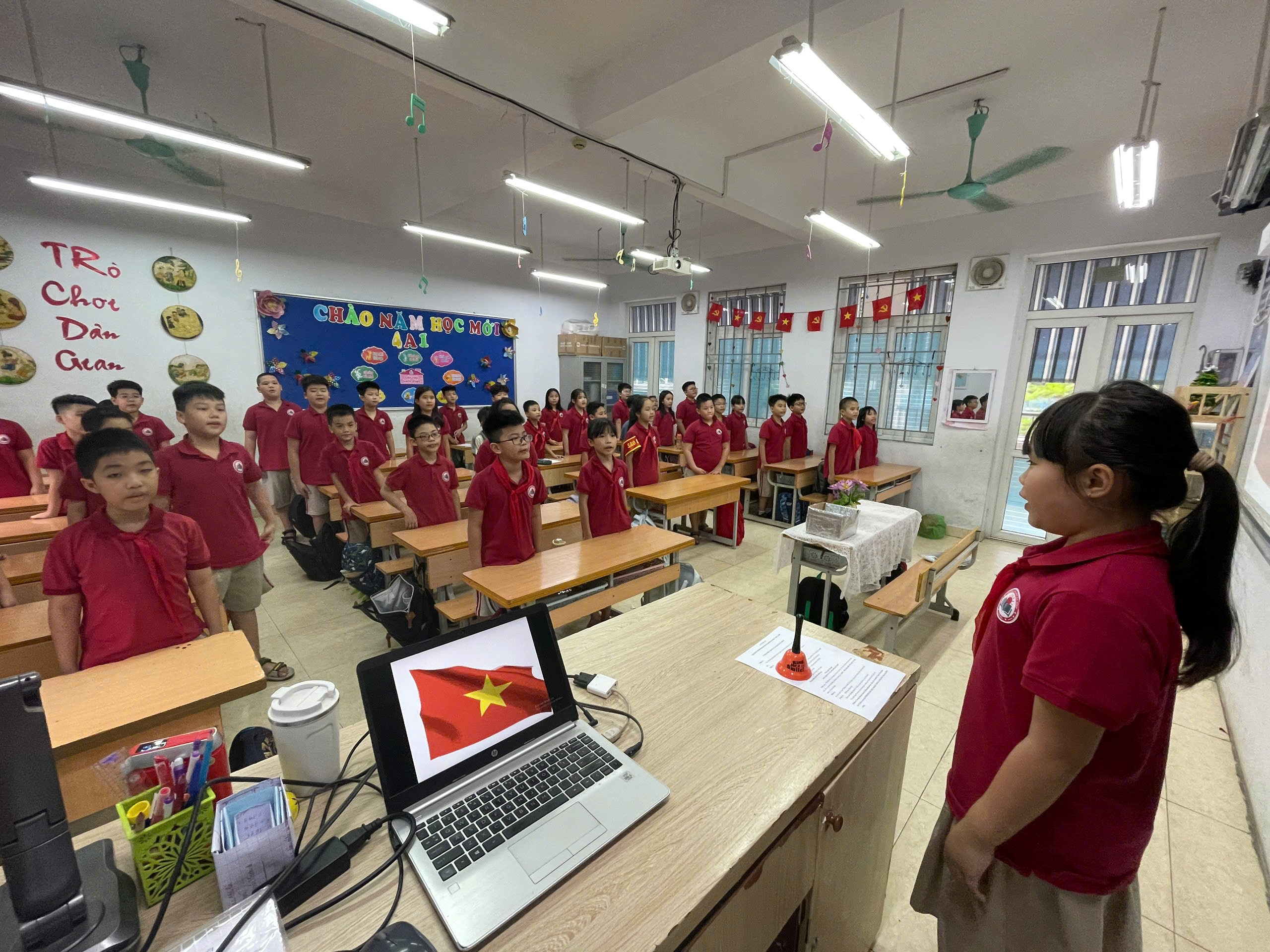 A group of children in a classroom

AI-generated content may be incorrect.