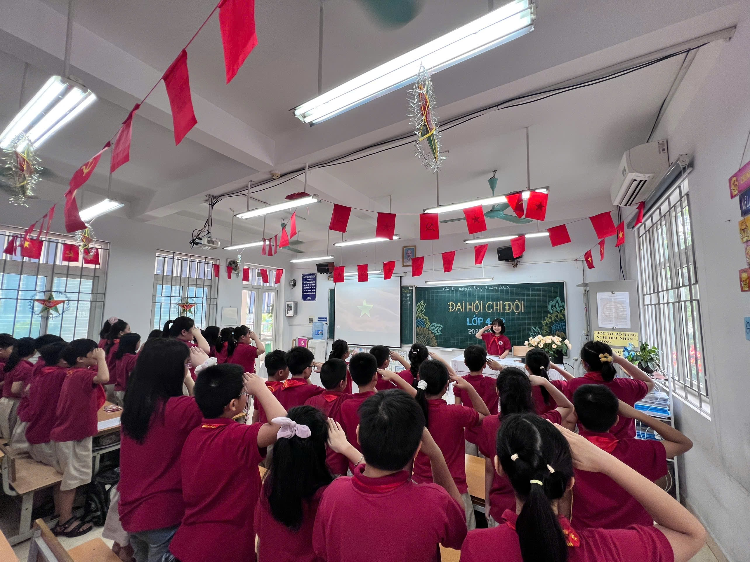 A group of people in a classroom

AI-generated content may be incorrect.