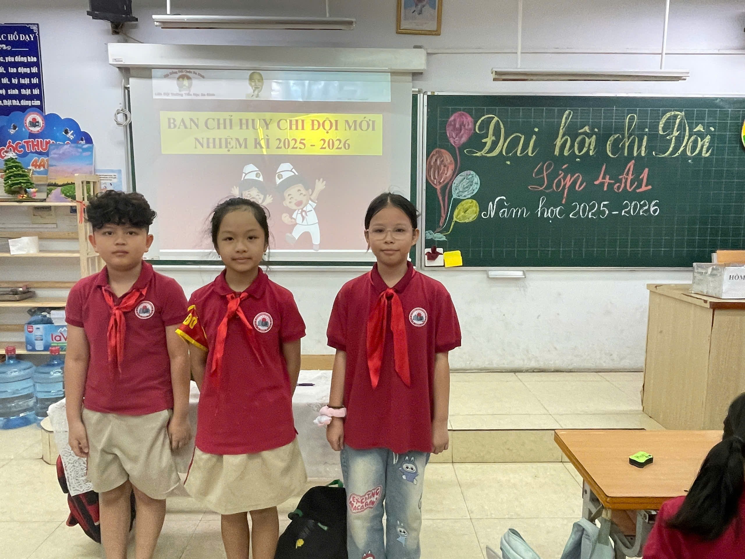 A group of children in a classroom

AI-generated content may be incorrect.