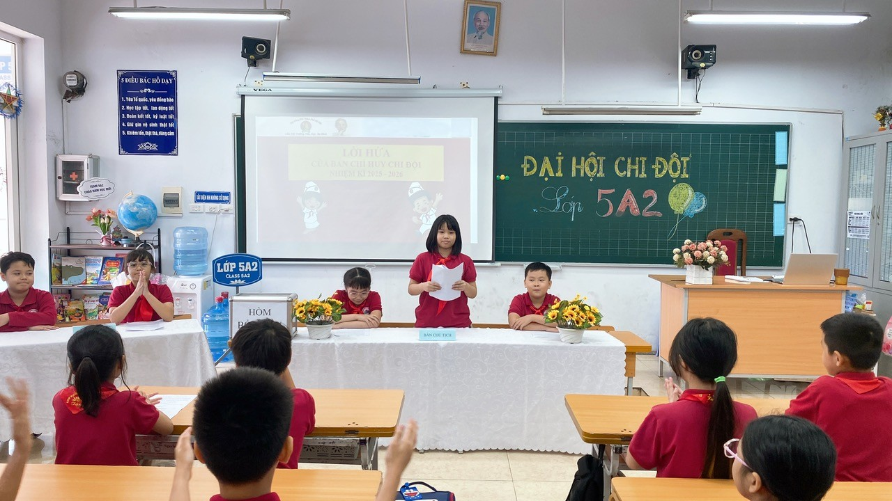 A teacher teaching students in a classroom

AI-generated content may be incorrect.