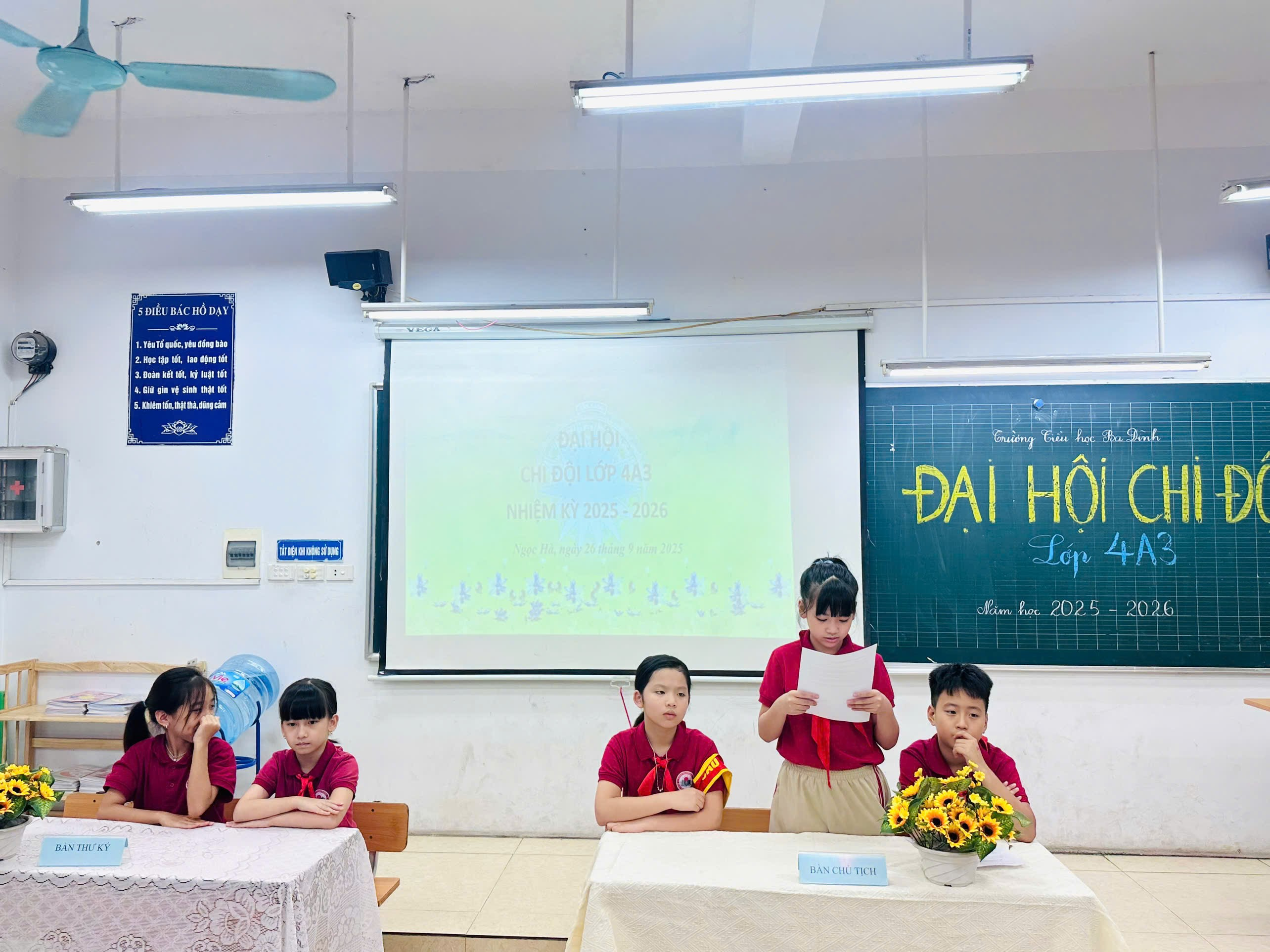 A group of children in a classroom

AI-generated content may be incorrect.