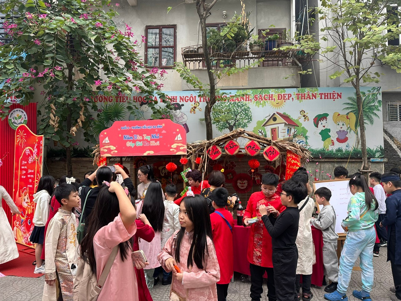 A group of people standing around a cart

Description automatically generated