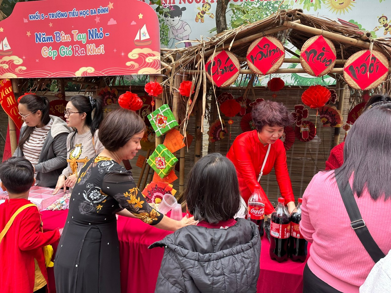 A group of people at a food stall

Description automatically generated