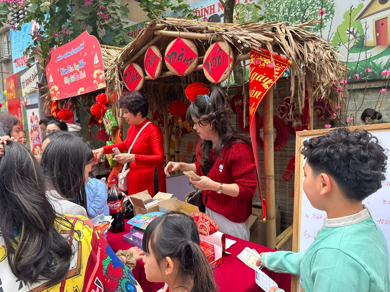 A group of people at a market

Description automatically generated